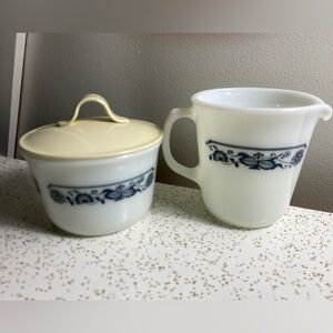 Vintage Pyrex Town & Country creamer and sugar bowl with lid